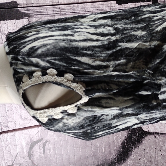 ❤️6 items for $25 sale!!❤️ French Laundry Coldshoulder Tie Dye Top - Picture 2 of 4